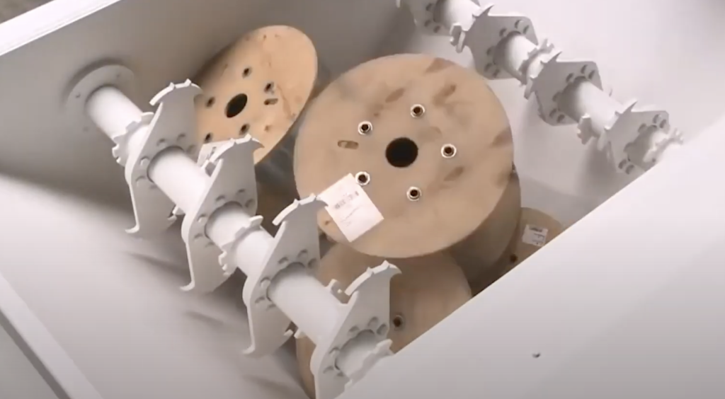 Auger wood crusher